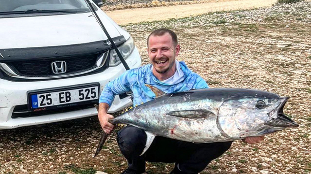 Saros'ta kıyıdan oltayla 30 kiloluk orkinos yakaladı