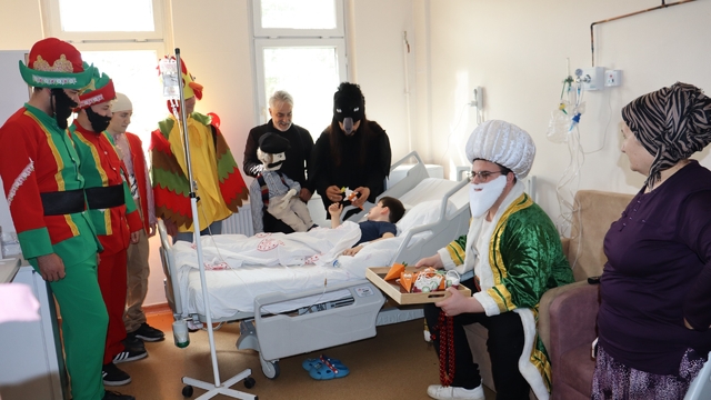 Hastanede yatan çocuklara Hacivat, Karagöz ve Nasreddin Hocalı bayram sürprizi