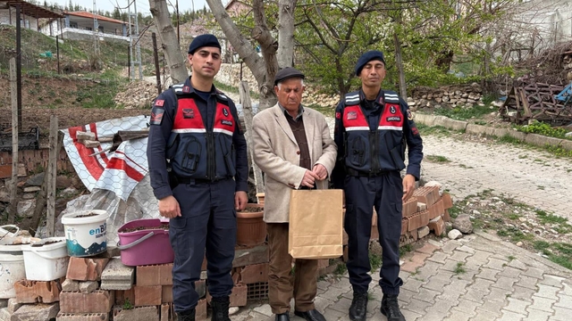 Yozgat'ta jandarma ekipleri şehit ailelerinin bayramını kutladı