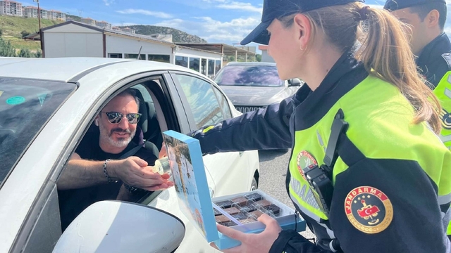 İzmir'de denetimlerde sürücülere kolonya ve çikolata ikramı