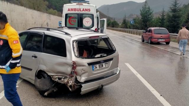 Tokat'ta bariyerlere çarpan otomobildeki 4 kişi yaralandı