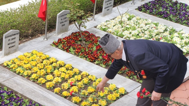 Kocaeli'de il protokolünden şehitliğe bayram ziyareti