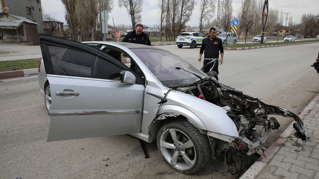 Van'da refüje çarpan otomobildeki 3 kişi yaralandı