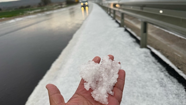 Tekirdağ'da dolu; sürücüler akaryakıt istasyonlarını sığındı