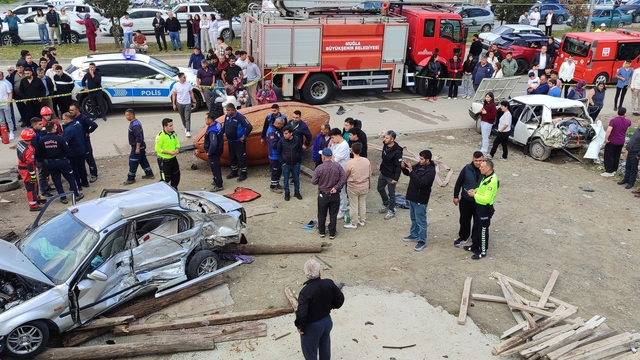 Muğla'da iki otomobilin çarpıştığı kazada 4 kişi öldü, 2 kişi yaralandı