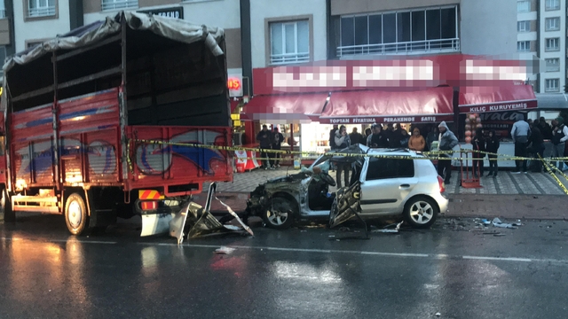 Kayseri'de, kamyona çarpan otomobildeki karı- kocayı ölüm ayırdı