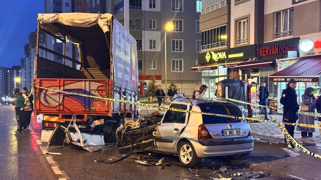 Kayseri'de park halindeki kamyona çarpan otomobilin sürücüsü öldü, 1 kişi ağır yaralandı
