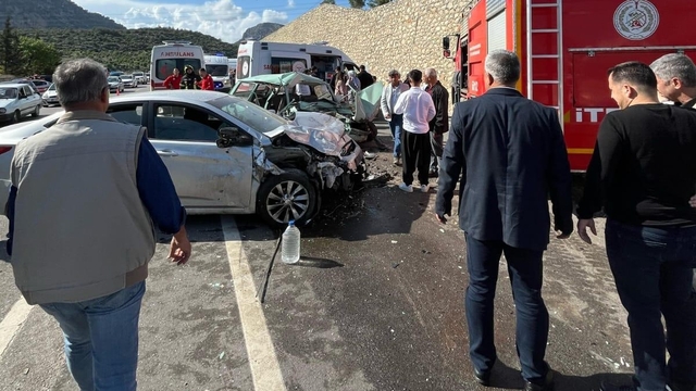 Mersin'de zincirleme kaza: 1 ölü, 9 yaralı