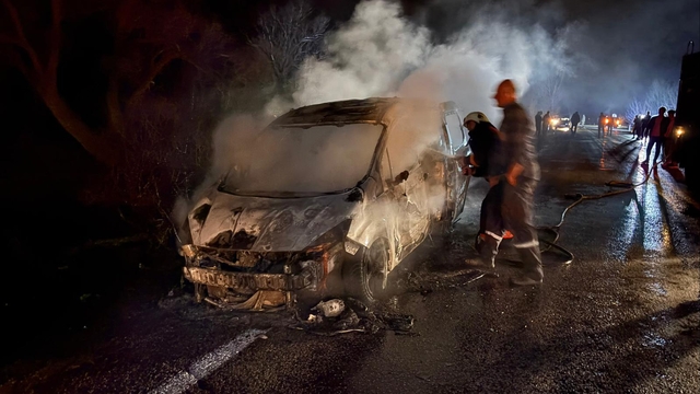Gümüşhane'de seyir halindeki otomobilde çıkan yangını itfaiye ekipleri söndürdü