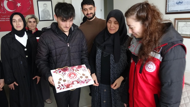 Devlet himayesindeki çocuklardan şehit ailelerine bayram ziyareti