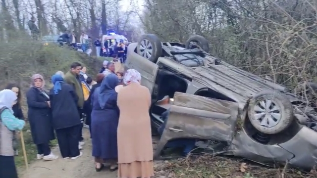 Otomobil ile çarpışan hafif ticari araç devrildi; 5 yaralı