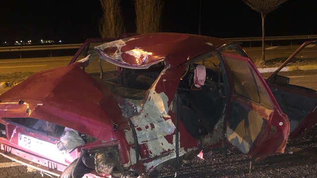 Şarkışla'da otomobilin aydınlatma direğine çarpması sonucu 2 kişi yaralandı