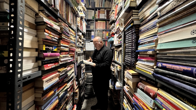 Okuma aşkıyla biriktirdiği 70 bini aşkın kitapla evini kütüphaneye dönüştürdü