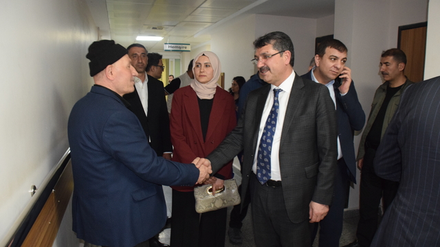 AK Parti Batman Milletvekili Nasıroğlu'ndan hastalara bayram ziyaret