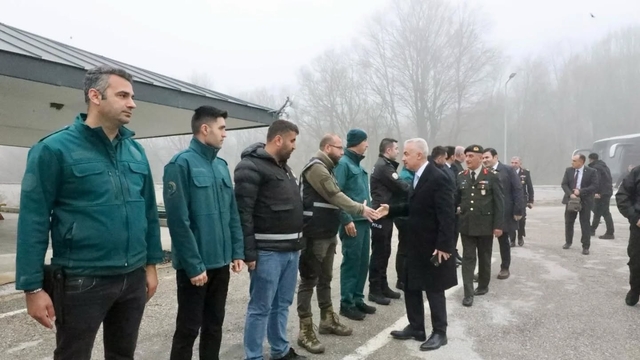 Kırklareli Valisi Turan, Bulgaristan sınırında nöbet tutan Mehmetçikle bayramlaştı