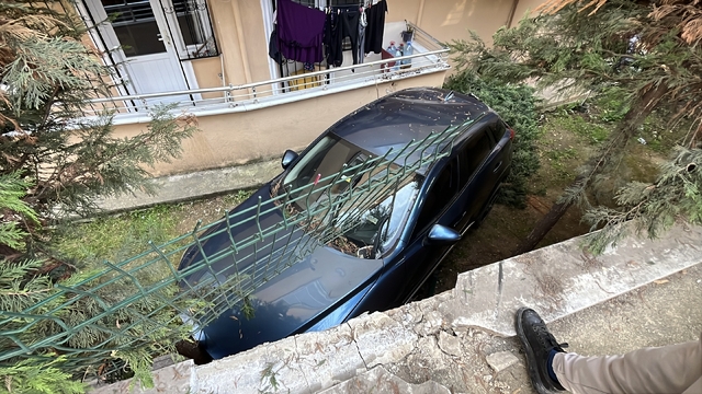 Otomobil, duvarı aşıp binanın bahçesine düştü; 1 yaralı