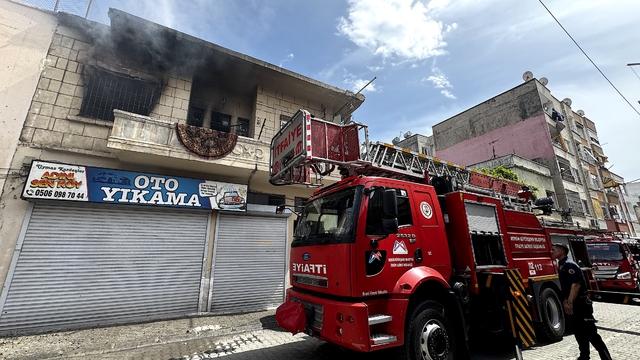 Mersin'de evini ateşe veren kişi, itfaiye ekiplerine saldırınca gözaltına alındı