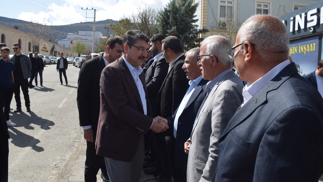 AK Parti Batman Milletvekili Ferhat Nasıroğlu Gercüş'te vatandaşlarla bayramlaştı