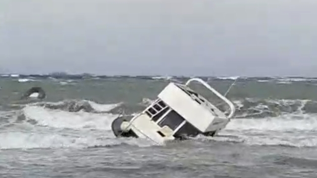 Datça'da şiddetli lodos tekneyi batırdı