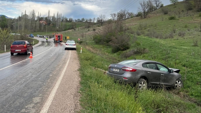 Amasya'da 2 otomobilin çarpıştığı kazada 3 kişi yaralandı