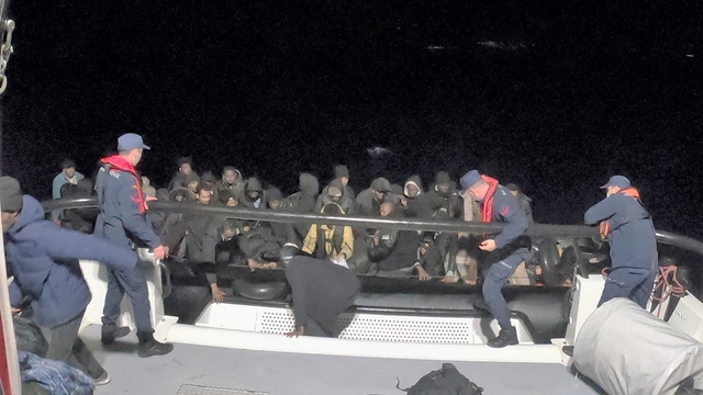 İzmir açıklarında 46 düzensiz göçmen yakalandı