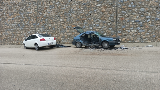 Yağış nedeniyle kayganlaşan yolda 2 otomobil çarpıştı: 5 yaralı