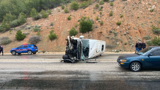 Mersin'de servis minibüsünün devrilmesi sonucu 8 işçi yaralandı
