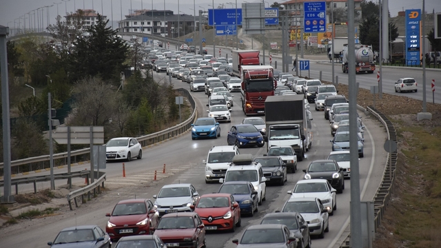 'Kilit kavşak' Kırıkkale'de bayram dönüşü trafiği başladı