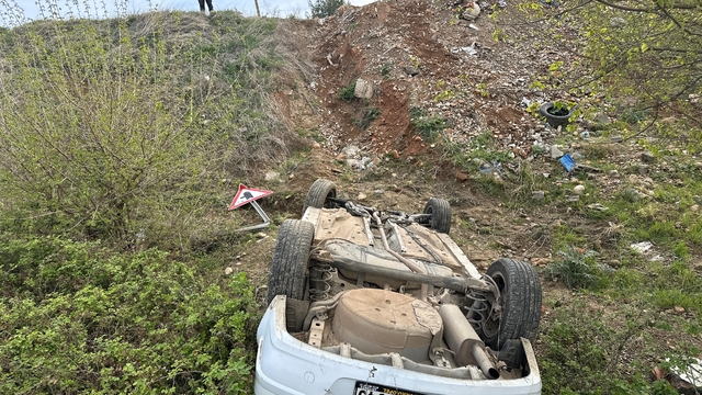 Adıyaman'da şarampole devrilen otomobildeki 2 kişi yaralandı