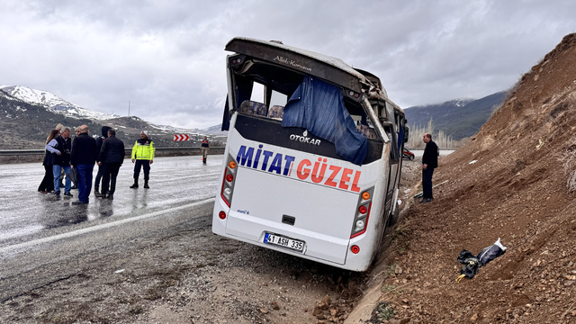 Erzurum'da servis midibüsü yamaca çarparak durabildi, 1 kişi öldü, 16 kişi yaralandı