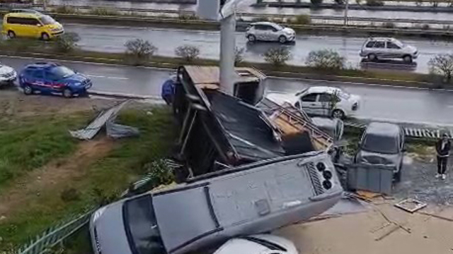 Hortumun havalandırdığı minibüs, otomobilin üzerine düştü