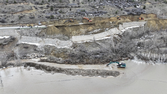 Gümüşhane'de toprak kayması sonucu çöken yolda çalışmalar sürüyor