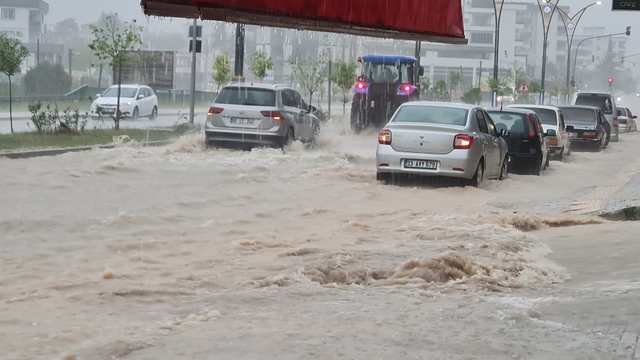 Osmaniye'de sağanak hayatı olumsuz etkiledi