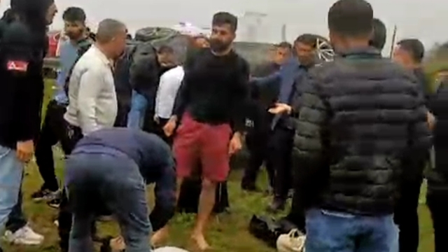 Otomobil, bariyerlere çarpıp şarampole devrildi; 5 yaralı