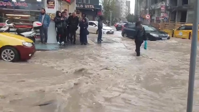 Elazığ'da sağanak; cadde ve sokaklar göle döndü