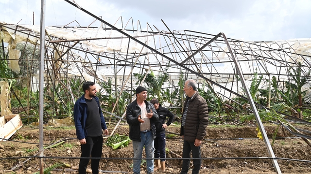 Anamur Belediye Başkanı Deniz'den fırtınada seraları zarar gören çiftçilere ziyaret