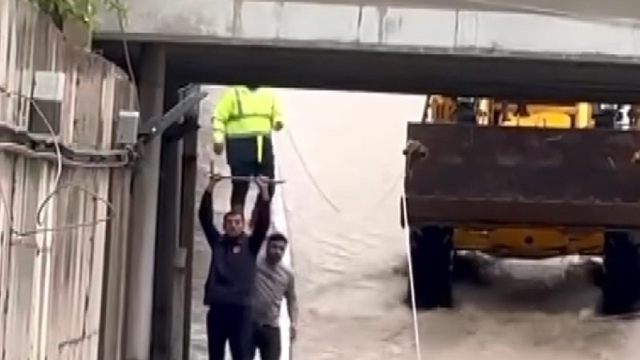 Elazığ'da sağanak; cadde ve sokaklar göle döndü (3)