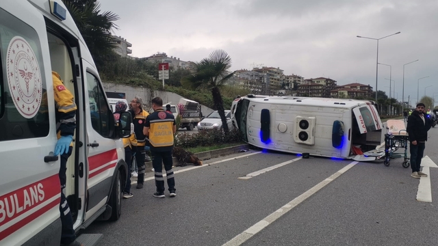 Bursa'da karşı şeride geçerek otomobile çarpan ambulanstaki 4 kişi yaralandı