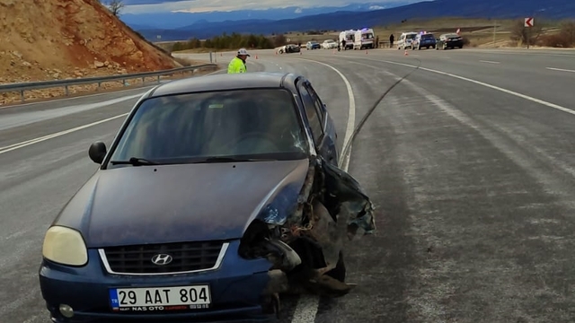 Erzincan'da iki otomobilin çarpışması sonucu 4 kişi yaralandı