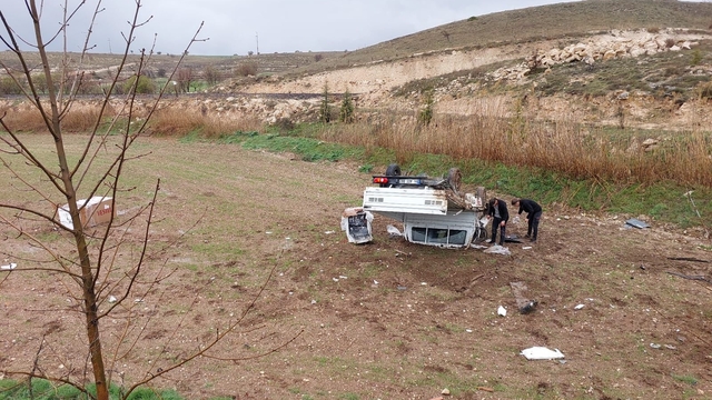 Uşak'ta tarlaya devrilen kamyonetteki 2 kişi yaralandı