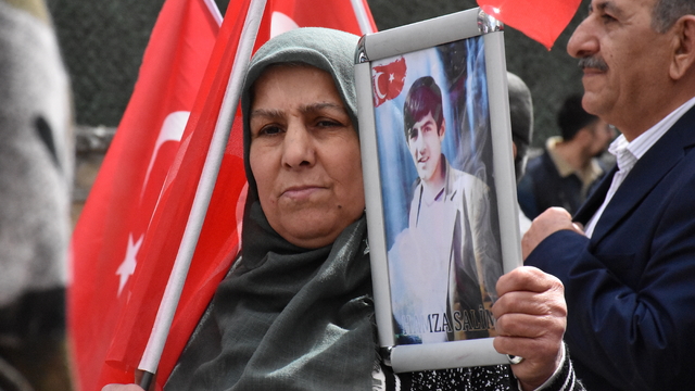 Vanlı aileler DEM Parti İl Başkanlığı önündeki eylemlerini sürdürdü