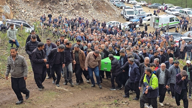 Kazada ölen anne, baba ve 3 çocuğu toprağa verildi (2)
