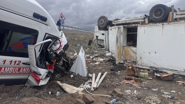 Kayseri'de ambulans ile kamyonet çarpıştı, 6 kişi yaralandı