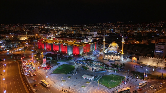 Tarihi Kayseri Kalesi otizme dikkat çekmek için kırmızı ışıkla aydınlatıldı