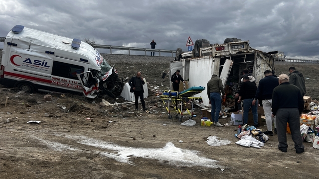 Hasta taşıyan ambulans, kamyonetle çarpıştı: 6 yaralı