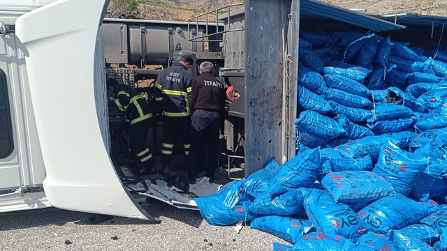 Siirt'te devrilen tırın sürücüsü yaralandı