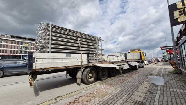 Kocaeli'de yola devrilen gaz depolama tankı ulaşımı aksattı