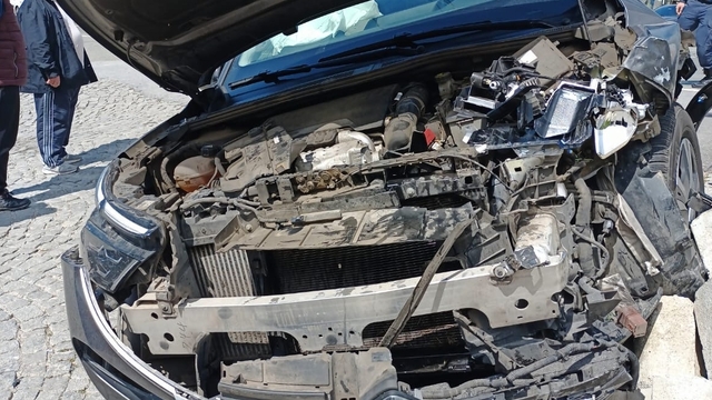 Balıkesir'de 2 otomobilin çarpıştığı kazada 3 kişi yaralandı