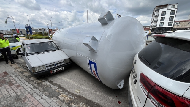 TIR'dan düşen gaz tankı, park halindeki otomobil ve cipe çarptı