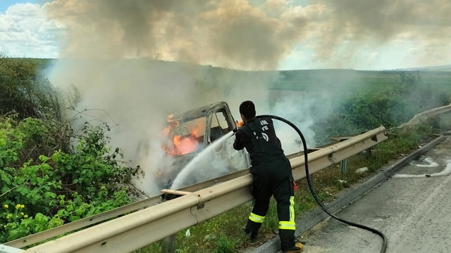 Mersin'de bariyerle çarpan kamyonetteki 2 kişi yaralandı